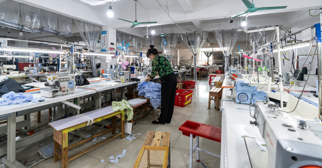 Chinese Factories Slow in Early Sign of Trade War’s Toll