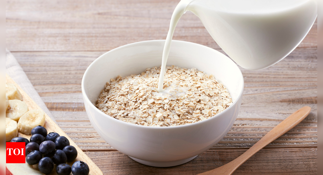 What happens when a person eats oats daily for 30 days: How it impacts health as well as food habits